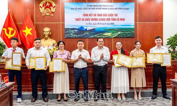 Phó Chủ tịch UBND tỉnh Ngô Vũ Thăng và ông Phan Minh Mẫn, Phó Giám đốc