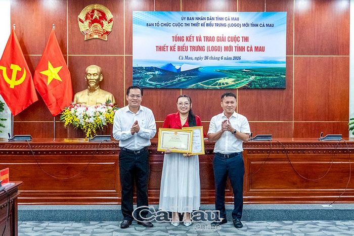 Phó Chủ tịch UBND tỉnh Ngô Vũ Thăng và ông Phan Minh Mẫn, Phó Giám đốc Công ty Cổ phần Minh Thắng trao giải Nhất cho tác giả Nguyễn Thị Mỹ Quỳnh, thị trấn A, xã Hòa Bình. Tác phẩm đoạt giải nhận phần thưởng 100 triệu đồng.