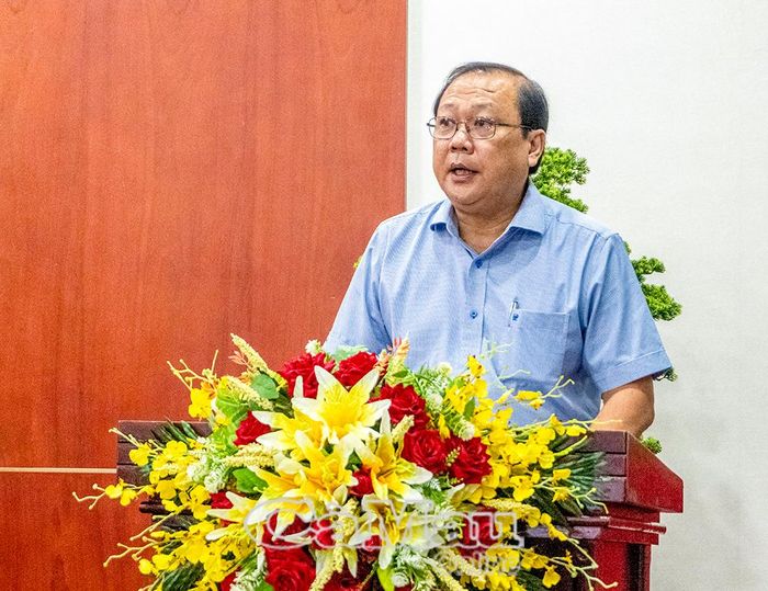 Ông Nguyễn Văn Đen, Phó Giám đốc Sở Văn hóa, Thể thao và Du lịch tỉnh Cà Mau, báo cáo kết quả Cuộc thi thiết kế biểu trưng (Logo) mới của tỉnh.
