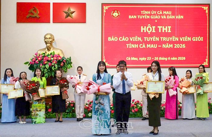  Đồng chí Nguyễn Huy Thái, Phó Trưởng ban Tuyên giáo và Dân vận Tỉnh ủy Cà Mau, trao Bằng khen của Chủ tịch UBND tỉnh cho các thí sinh đoạt giải Nhì hội thi.
