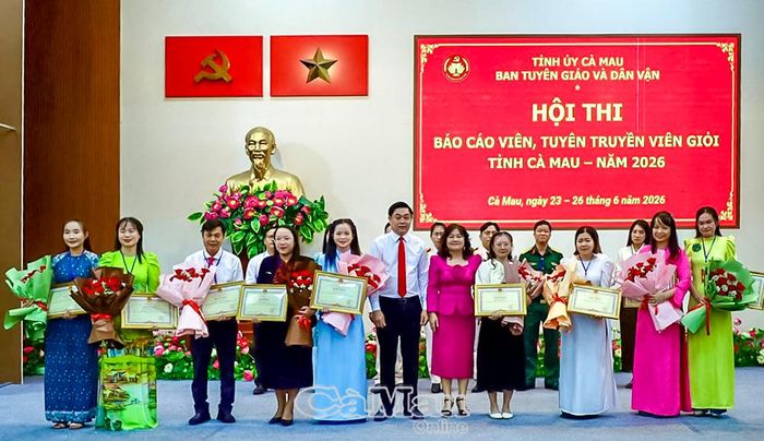 Đồng chí Võ Thị Ngọc Hân, Phó Chủ tịch Ủy ban MTTQ Việt Nam tỉnh Cà Mau (thứ 5 từ phải sang) và đồng chí Phạm Minh Luyến, Phó Trưởng ban Tuyên giáo và Dân vận Tỉnh ủy (thứ 6 từ trái sang), trao Bằng khen của Chủ tịch UBND tỉnh cho các thí sinh đoạt giải Khuyến khích.