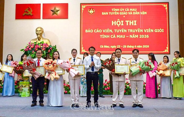  Đồng chí Nguyễn Nam Phong, Phó Trưởng ban Tuyên giáo và Dân vận Tỉnh ủy Cà Mau, trao Bằng khen của Chủ tịch UBND tỉnh cho các thí sinh đoạt giải Ba hội thi.