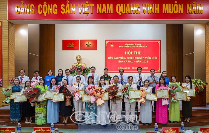 Thí sinh đoạt giải chụp hình lưu niệm với Ban giám khảo.