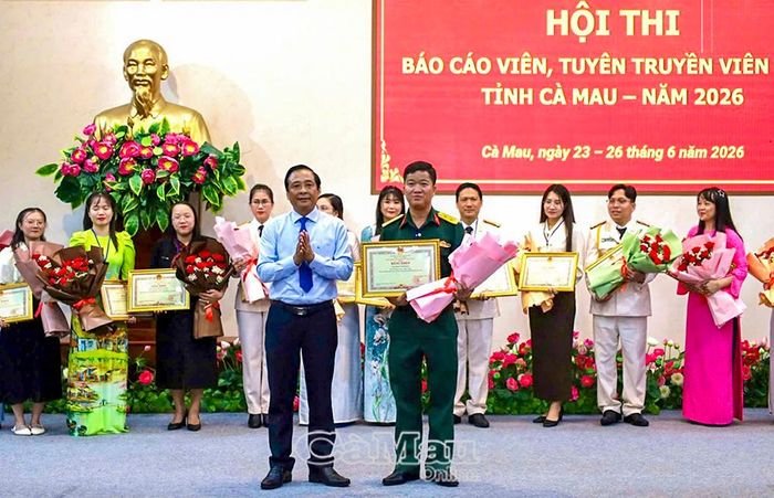Đồng chí Võ Văn Lực, Phó Trưởng ban Thường trực Ban Tuyên giáo và Dân vận Tỉnh ủy Cà Mau, trao Bằng khen của Chủ tịch UBND tỉnh cho thí sinh Phạm Minh Đầy (Đảng ủy Quân sự tỉnh), đoạt giải Nhất Hội thi Báo cáo viên, Tuyên truyền viên giỏi cấp tỉnh năm 2026.