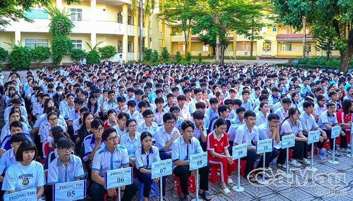 Hơn 700 thí sinh tham dự lễ khai mạc tại điểm thi Trường THPT chuyên Phan Ngọc Hiển.