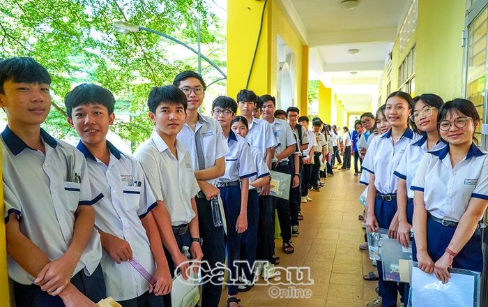 Tâm trạng háo hức xen lẫn hồi hộp của các thí sinh trong ngày đầu dự thi.