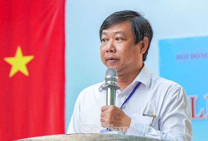 Tại Lễ khai mạc, thầy Lê Chí Nguyễn, Hiệu trưởng Trường THPT chuyên Phan Ngọc Hiển động viên các thí sinh làm bài tốt.
