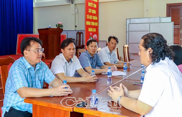 Chủ tịch UBND xã Năm Căn Võ Văn Hành (bìa trái) thông tin và kiến nghị một số nội dung với đoàn công tác.