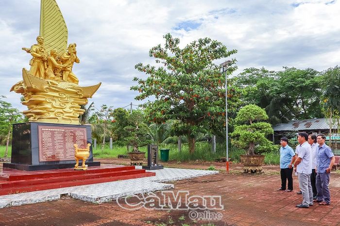 Đoàn khảo sát thực tế tại Bia tưởng niệm Nhiếp ảnh - Điện ảnh Tây Nam Bộ.