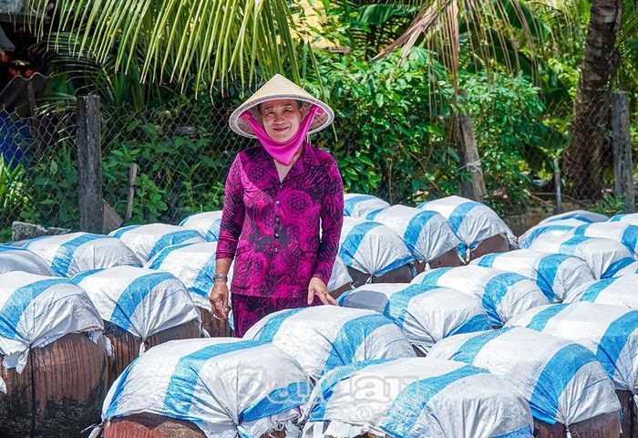  Những khạp nước mắm được ủ từ cá cơm và muối biển, trải qua thời gian lên men tự nhiên để tạo nên hương vị đặc trưng.
