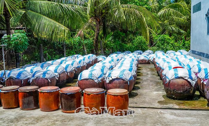  Mỗi mẻ nước mắm đều trải qua quá trình ủ kéo dài khoảng một năm trước khi đưa ra thị trường.
