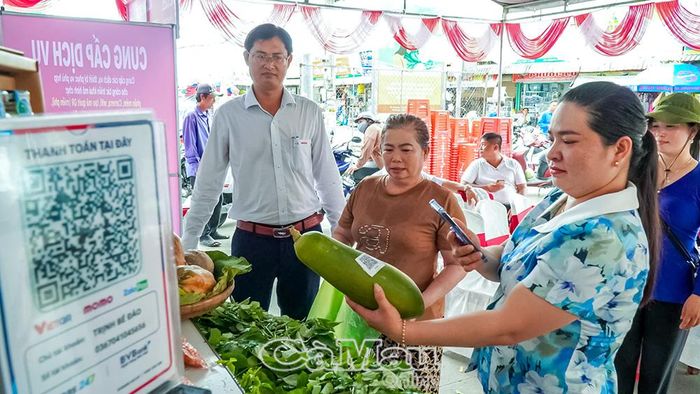 Người dân và tiểu thương tại Xã Nguyễn Phích tự tin quét mã QR thanh toán không dùng tiền mặt tại mô hình Chợ 4.0.