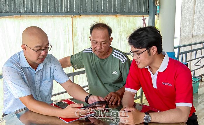 Thành viên Tổ công nghệ số cộng đồng trực tiếp hướng dẫn người dân cài đặt và sử dụng ứng dụng "Công dân Cà Mau số" (iCamau).
