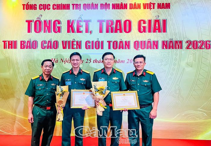 Đại tá Võ Thành Lê, Chính ủy Bộ CHQS tỉnh Cà Mau, chụp ảnh lưu niệm cùng Đại tá Mai Văn Hòa, Phó Chủ nhiệm Chính trị Quân khu 9, sau lễ trao giải.