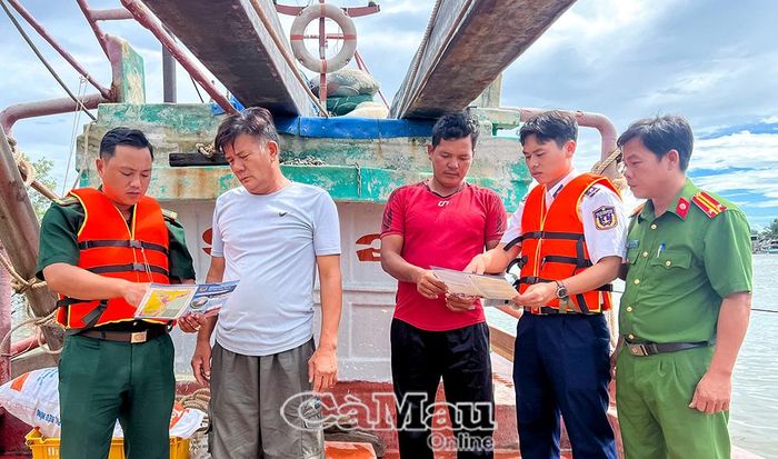 Tổ tuyên truyền đến từng tàu cá tuyên truyền pháp luật cho bà con ngư dân.