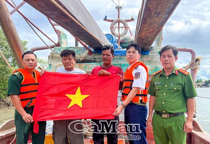 Hải đoàn 42 tặng cờ Tổ quốc cho bà con ngư dân.