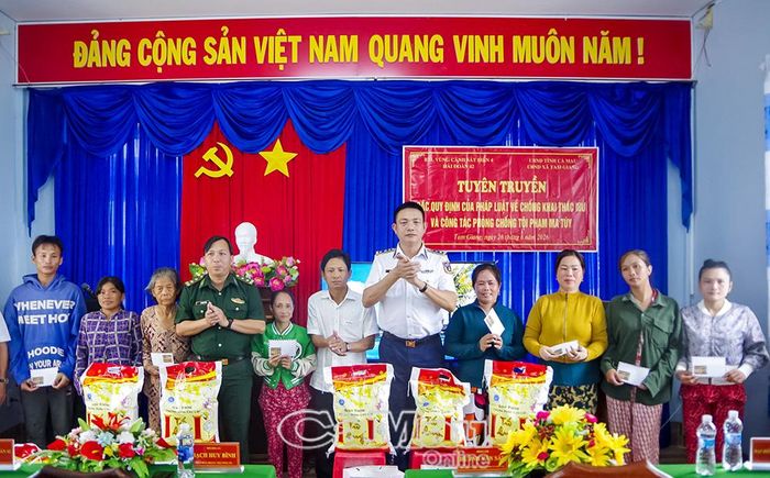 Thượng tá Bạch Huy Bình, Phó Hải đoàn trưởng Hải đoàn 42, trao quà cho các gia đình chính sách và ngư dân có hoàn cảnh khó khăn trên địa bàn xã Tam Giang.