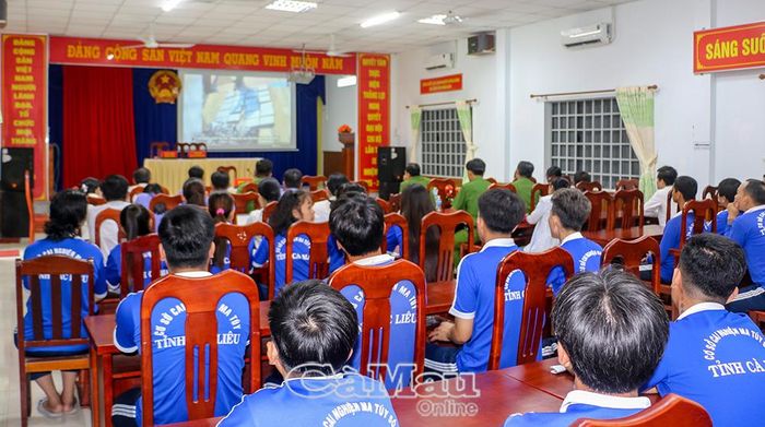  Đại biểu xem clip tuyên truyền về công tác đấu tranh phòng chống ma túy trên địa bàn tỉnh Cà Mau.