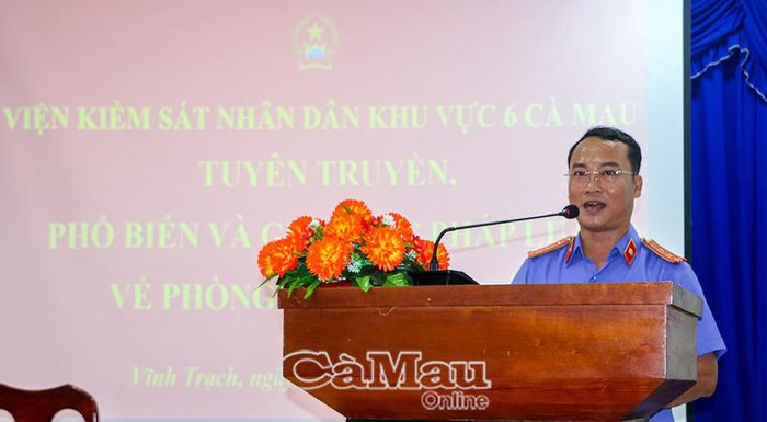 Phó Viện trưởng VKSND khu vực 6 - Cà Mau Trần Minh Vương tuyên truyền các quy định của pháp luật về phòng chống ma túy tại Cơ sở cai nghiện ma túy số 2.