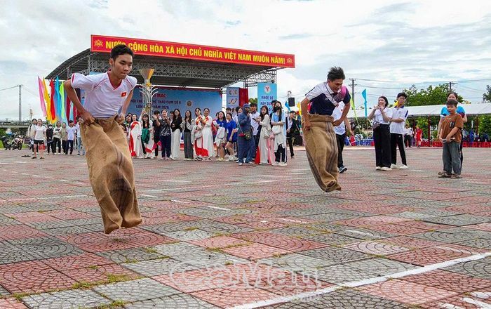  Các vận động viên tranh tài nội dung nhảy bao bố.