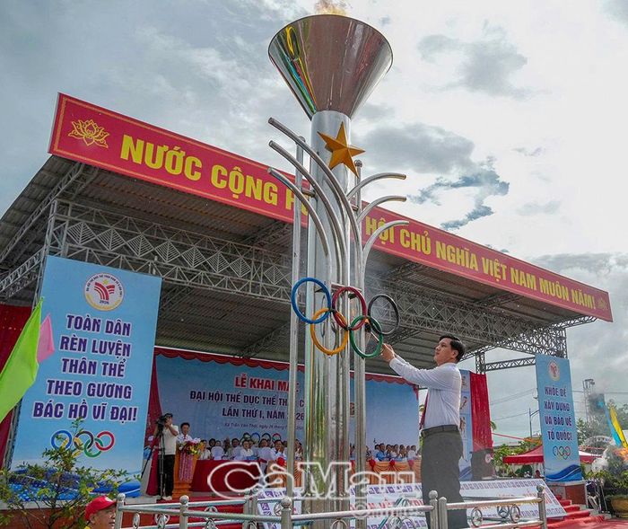  Ông Trịnh Việt Khái, Phó Chủ tịch UBND Xã Trần Văn Thời, thực hiện nghi thức châm đuốc truyền thống đại hội.