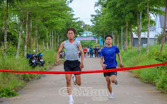  Các vận động viên thi đấu nội dung chạy 100 m nam.