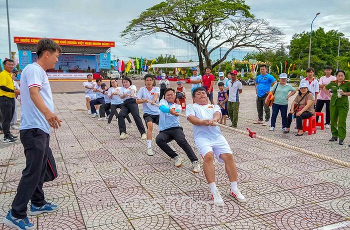 Các vận động viên thi đấu nội dung kéo co.