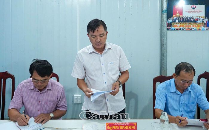 Phó Chủ tịch UBND xã Ninh Thạnh Lợi Phan Thanh Sung báo cáo tình hình phát triển kinh tế tư nhân trên địa bàn xã.
