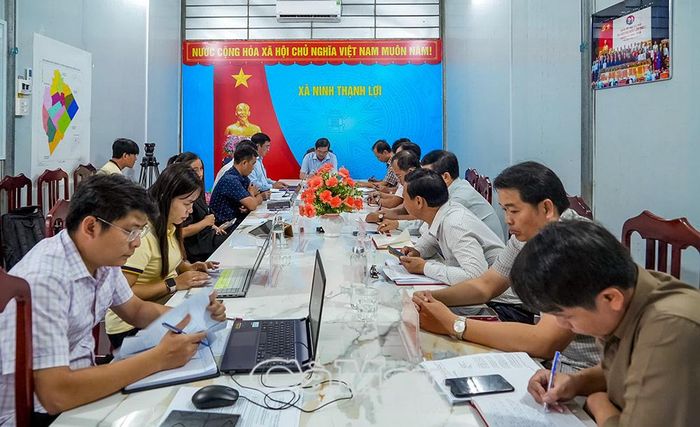  Đoàn công tác và lãnh đạo xã Ninh Thạnh Lợi thảo luận các giải pháp tháo gỡ khó khăn trong việc phát triển kinh tế tư nhân trên địa bàn.