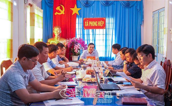  Đoàn công tác và lãnh đạo xã Phong Hiệp thảo luận các giải pháp tháo gỡ khó khăn trong việc thực hiện phát triển kinh tế tư nhân trên địa bàn.