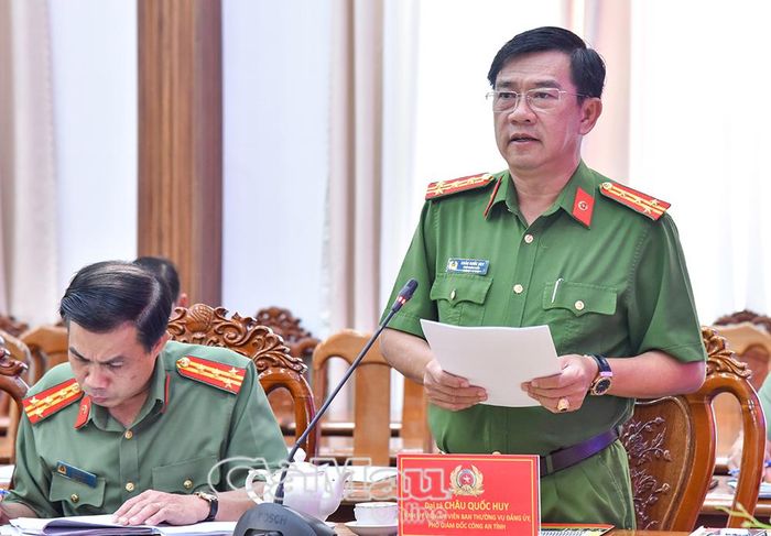 Đại tá Châu Quốc Huy, Phó Giám đốc Công an tỉnh, thông qua báo cáo tóm tắt tình hình, kết quả thực hiện nhiệm vụ 6 tháng đầu năm 2025.