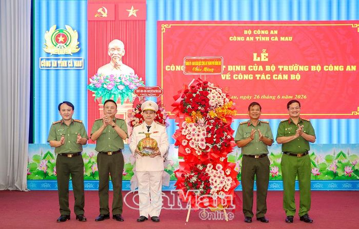Ban Giám đốc Công an thành phố Đồng Nai tặng hoa chúc mừng Đại tá Lê Mạnh Hùng nhận nhiệm vụ tại Công an tỉnh Cà Mau.