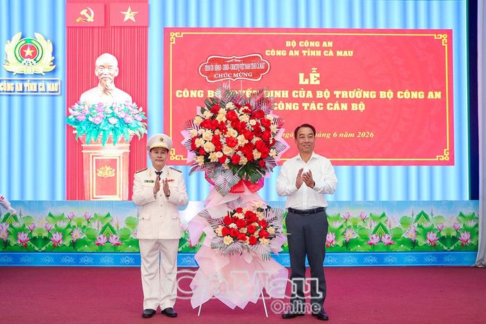Đồng chí Lữ Quang Ngời, Phó Bí thư Tỉnh ủy, Chủ tịch UBND tỉnh, tặng hoa chúc mừng Đại tá Lê Mạnh Hùng nhận nhiệm vụ tại Công an tỉnh Cà Mau.