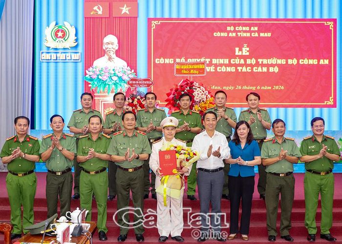 Đồng chí Lữ Quang Ngời, Phó Bí thư Tỉnh ủy, Chủ tịch UBND tỉnh, cùng lãnh đạo Công an tỉnh Cà Mau, Công an thành phố Đồng Nai chụp ảnh lưu niệm với Đại tá Lê Mạnh Hùng.
