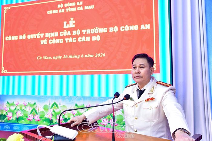 Phát biểu nhận nhiệm vụ, Đại tá Lê Mạnh Hùng bày tỏ vinh dự khi được Ban Thường vụ Đảng ủy Công an Trung ương, lãnh đạo Bộ Công an tin tưởng giao trọng trách; đồng thời cảm ơn lãnh đạo Tỉnh ủy, UBND tỉnh và Đảng ủy, Ban Giám đốc Công an tỉnh Cà Mau đã quan tâm, tạo điều kiện trong quá trình nhận nhiệm vụ.
