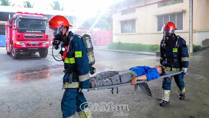 Cảnh sát PCCC và CNCH Công an tỉnh cứu người khỏi đám cháy giả định.