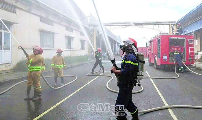 Phun nước làm mát, ngăn chặn nguy cơ cháy lan.