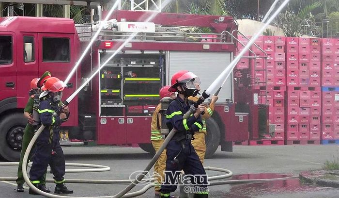 Các lực lượng phối hợp triển khai phương án chữa cháy.