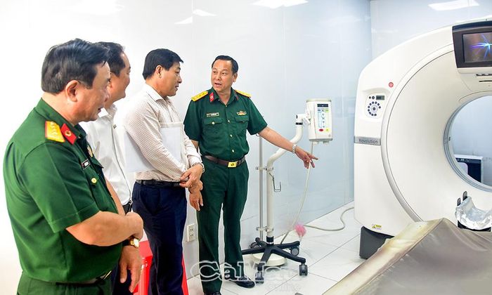 Thượng tá Mã Hồng Anh, Giám đốc Bệnh viện Quân Dân y Bạc Liêu, giới thiệu về hệ thống bơm tiêm điện 2 nòng phục vụ chụp CT có thuốc cản quang, chụp mạch vành.