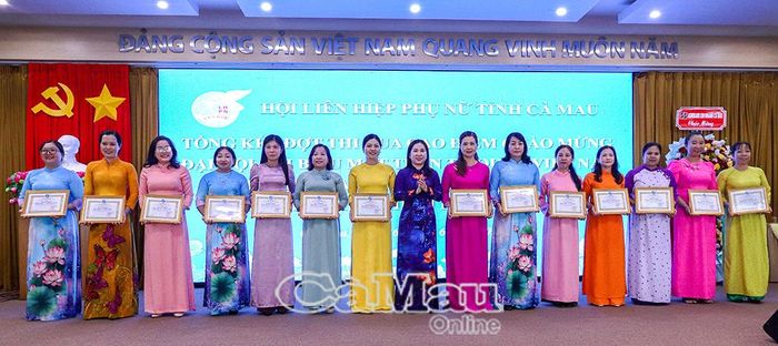 Chủ tịch Hội LHPN tỉnh Lê Thị Ngọc Linh trao Bằng khen cho các tập thể có thành tích tiêu biểu trong đợt thi đua đặc biệt chào mừng Đại hội đại biểu MTTQ Việt Nam các cấp và Đại hội đại biểu Phụ nữ toàn quốc lần thứ XIV, nhiệm kỳ 2026-2031.