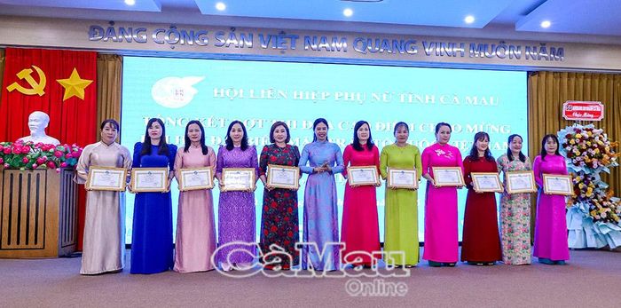 Phó Chủ tịch Hội LHPN tỉnh Cà Mau Tô Thị Mỹ Thuận, trao Bằng khen cho các cá nhân có thành tích tiêu biểu trong đợt thi đua đặc biệt chào mừng Đại hội đại biểu MTTQ Việt Nam các cấp và Đại hội đại biểu Phụ nữ toàn quốc lần thứ XIV, nhiệm kỳ 2026-2031.
