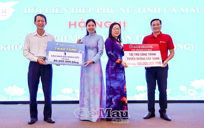 Đại diện VNPT Cà Mau trao bảng tượng trưng hỗ trợ xây dựng nhà "Mái ấm tình thương"; đại diện Agribank chi nhánh Cà Mau trao bảng tượng trưng hỗ trợ thực hiện mô hình "Tuyến đường cây xanh" cho hội LHPN tỉnh Cà Mau.