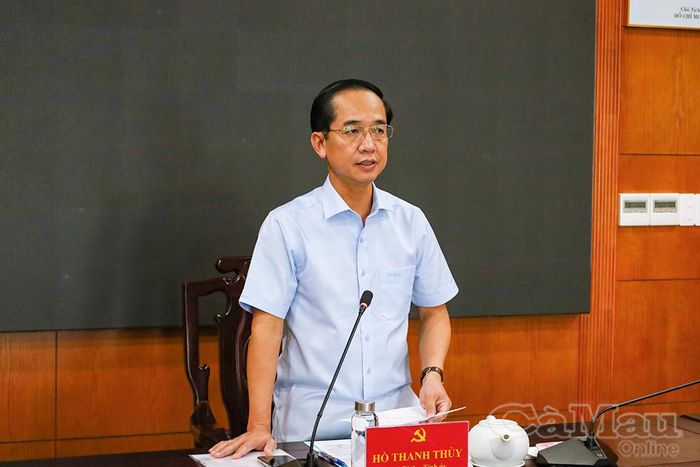  Đồng chí Hồ Thanh Thủy, Phó Bí thư Tỉnh ủy, Chủ tịch Ủy ban MTTQ Việt Nam tỉnh Cà Mau, Trưởng Ban Chỉ đạo thực hiện dân chủ ở cơ sở tỉnh, phát biểu tại cuộc họp.
