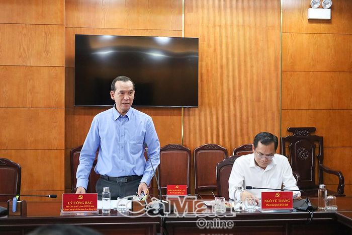 Chủ tịch Liên đoàn Lao động tỉnh Lý Công Bắc đóng góp vào báo cáo thực hiện dân chủ ở cơ sở.