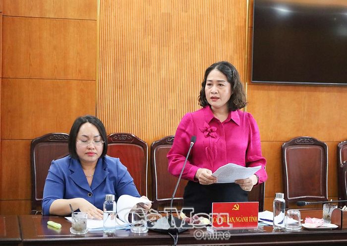 Đồng chí Phạm Thị Ngọc, Phó Giám đốc Sở Tư pháp, đề xuất giải pháp nâng cao hiệu quả chuyển đổi số trong thực hiện dân chủ ở cơ sở.