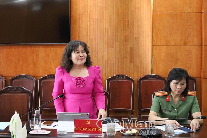Đồng chí Võ Thị Ngọc Hân, Phó Chủ tịch Ủy ban MTTQ Việt Nam tỉnh Cà Mau, trao đổi những khó khăn, áp lực từ cơ sở trong quá trình triển khai thực hiện dân chủ.