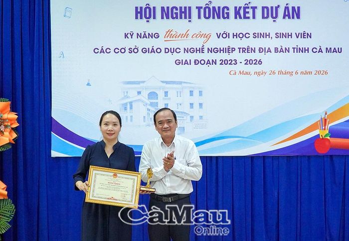  Lãnh đạo Trường Cao đẳng Nghề Việt Nam - Hàn Quốc Cà Mau đại diện trao Bằng khen của Chủ tịch UBND tỉnh cho Tổ chức Cứu trợ Trẻ em Quốc tế tại Việt Nam vì những đóng góp tích cực trong triển khai Dự án “Kỹ năng thành công”.