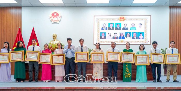 Phó Giám đốc Sở NN&amp;MT Huỳnh Thanh Dũng trao Bằng khen của Thủ tướng Chính phủ cho các cá nhân có thành tích xuất sắc trong công tác từ năm 2020-2024, góp phần vào sự nghiệp xây dựng chủ nghĩa xã hội và bảo vệ Tổ quốc.