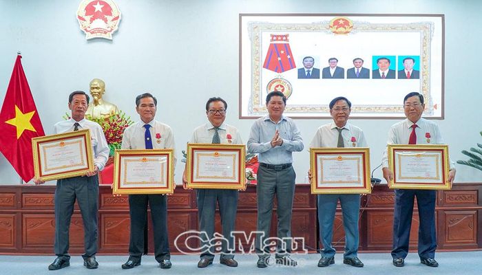 Phó Chủ tịch UBND tỉnh Cà Mau Lê Văn Sử trao Huân chương Lao động hạng Nhì của Chủ tịch nước cho các cá nhân có thành tích xuất sắc trong công tác, góp phần vào sự nghiệp xây dựng chủ nghĩa xã hội và bảo vệ Tổ quốc.