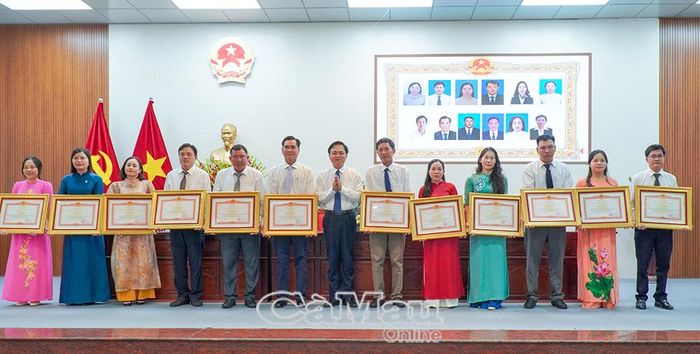 Giám đốc Sở Nông nghiệp và Môi trường Tô Hoài Phương trao Bằng khen của Thủ tướng Chính Phủ cho các cá nhân có thành tích xuất sắc trong công tác từ năm 2020-2024, góp phần vào sự nghiệp xây dựng chủ nghĩa xã hội và bảo vệ Tổ quốc.